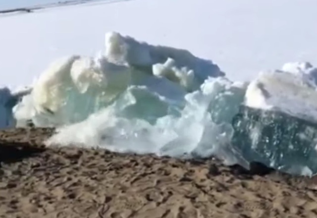 Tsunami de hielo, anuncia llegada del verano en Rusia