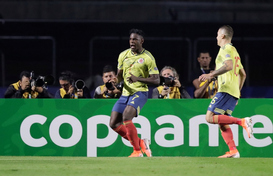 Duván Zapata mete a Colombia a los cuartos de final de la Copa América