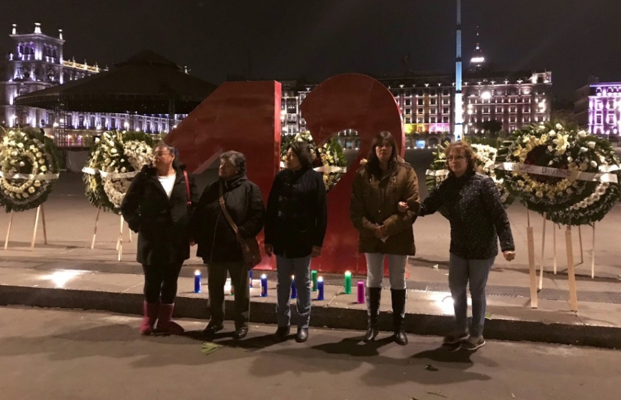 Padres de víctimas del News Divine colocan antimonumento en Zócalo capitalino