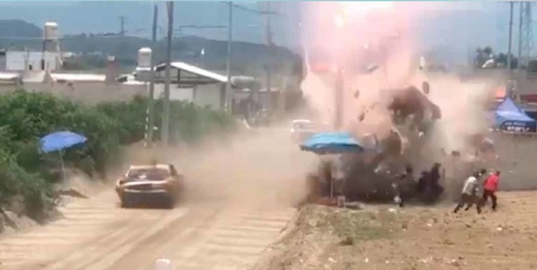 Carrera de autos se sale de control en Puebla