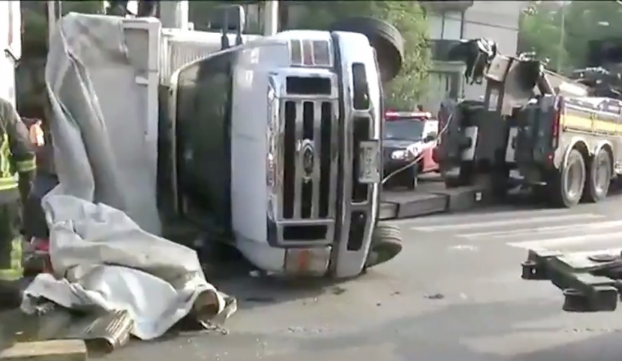 Se vuelca camioneta de carga en colonia Del Valle