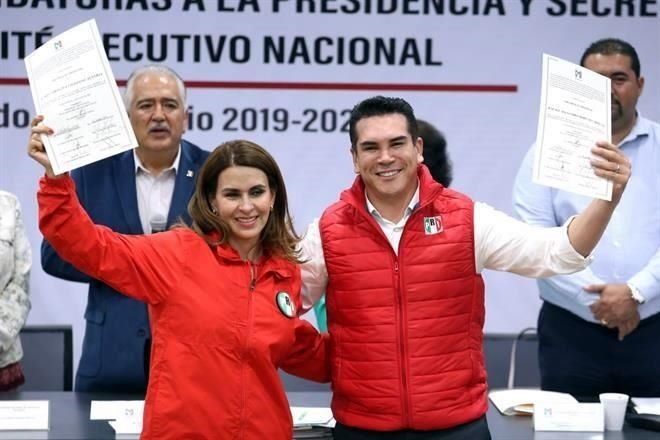 Entregan constancias a candidatos a la dirigencia del PRI