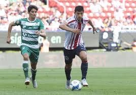 Chivas mantiene deuda con Santos que le impediría jugar