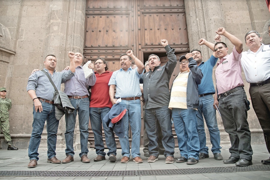 Logra CNTE que reinstalen a maestros reprobados