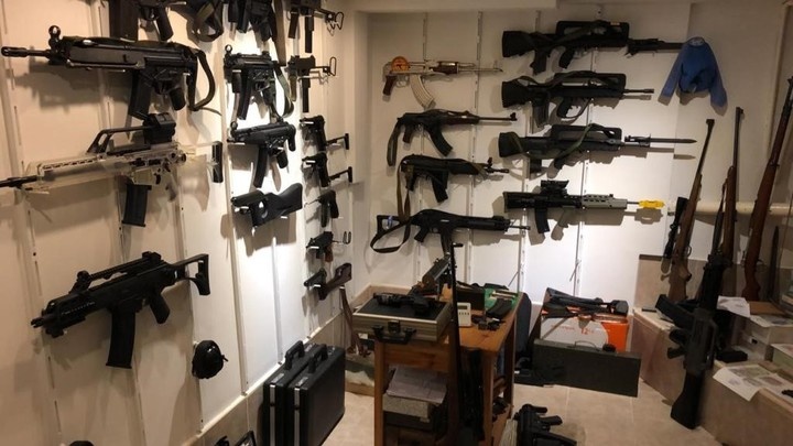 Descubren arsenal en residencia de Argentina