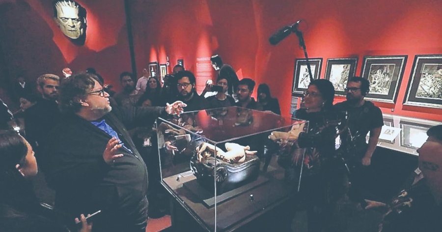 Ofrece Del Toro guía con información inédita de sus Monstruos