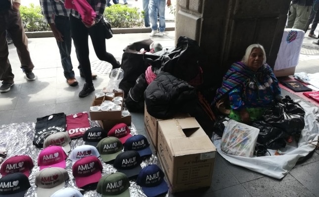 Corren a vendedores del Zócalo