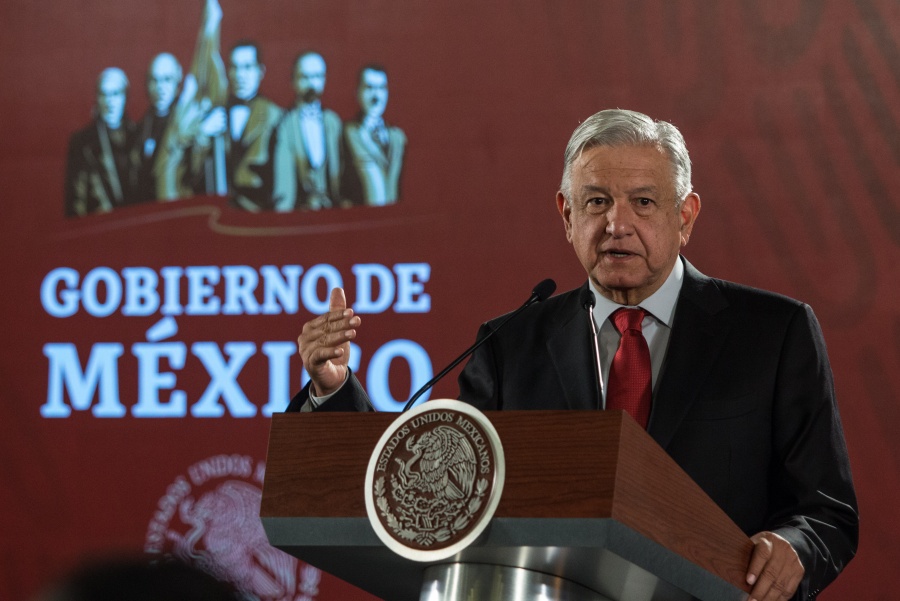 AMLO se relaja practicando béisbol en CU