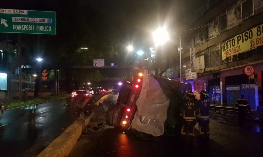 Volcadura de camión provoca caos vial en Tlalpan y Las Torres