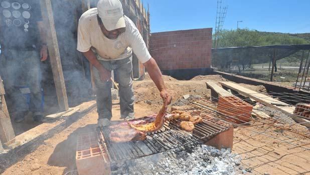 Prohíben a albañiles hacer fogatas para preparar comida