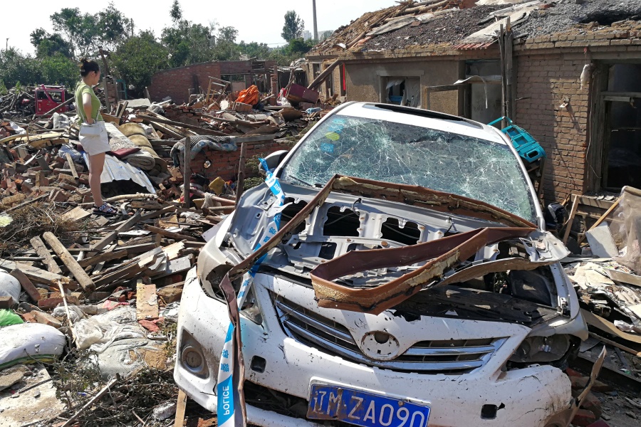 Potente tornado deja muertos y heridos en China