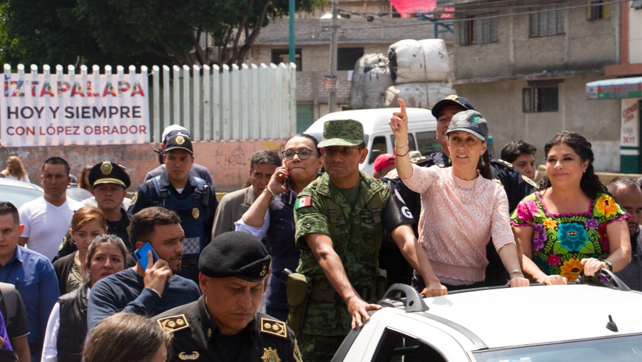 Sheinbaum y la Guardia Nacional recorren calles en Iztapalapa