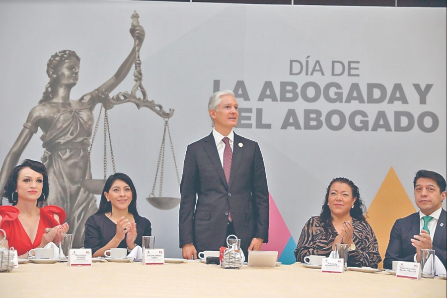 Del Mazo reconoce labor de abogados