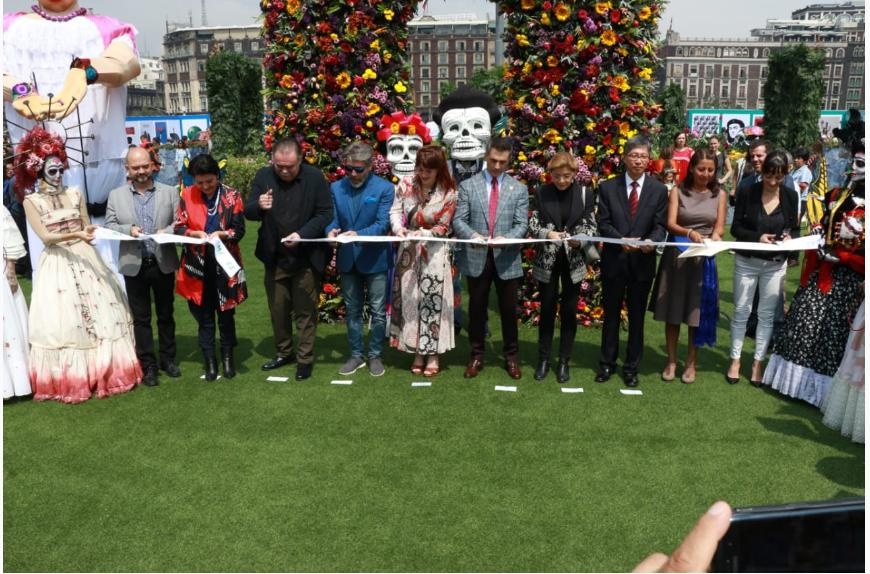 Celebran natalicio de Frida Kahlo con exposición en el Zócalo