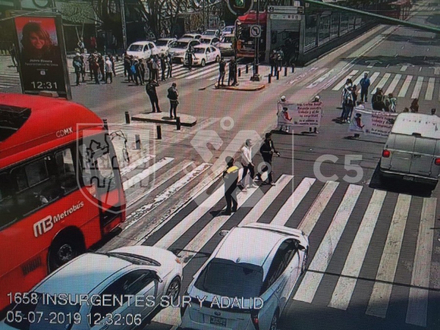 Manifestantes bloquean ambos sentidos en Insurgentes