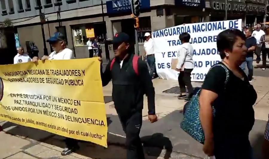 Policías jubilados bloquean calles del Zócalo capitalino