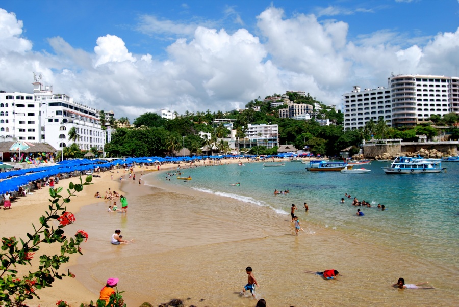 Toma precauciones, en playas de Acapulco nadan bacterias fecales