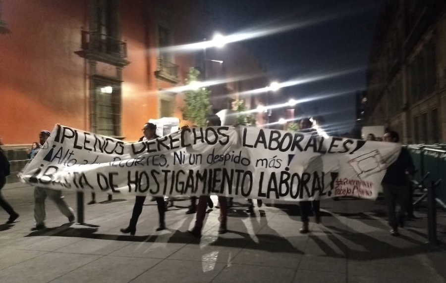 Trabajadores del DIF protestan por recortes frente a Palacio Nacional