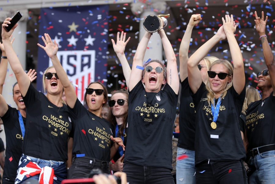 Al grito de ‘paga igualitaria’, equipo de fútbol femenino de EU es homenajeado en NY