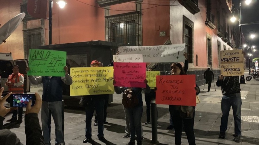 Jubilados del IMSS se manifiestan frente a Palacio Nacional