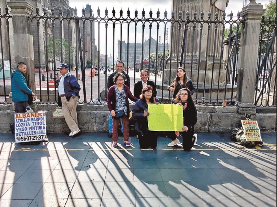 Reporteros de Notimex protestan en Catedral