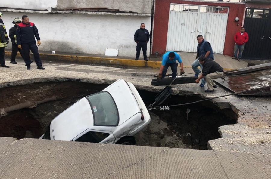 Caen dos vehículos en enorme socavón en Ecatepec