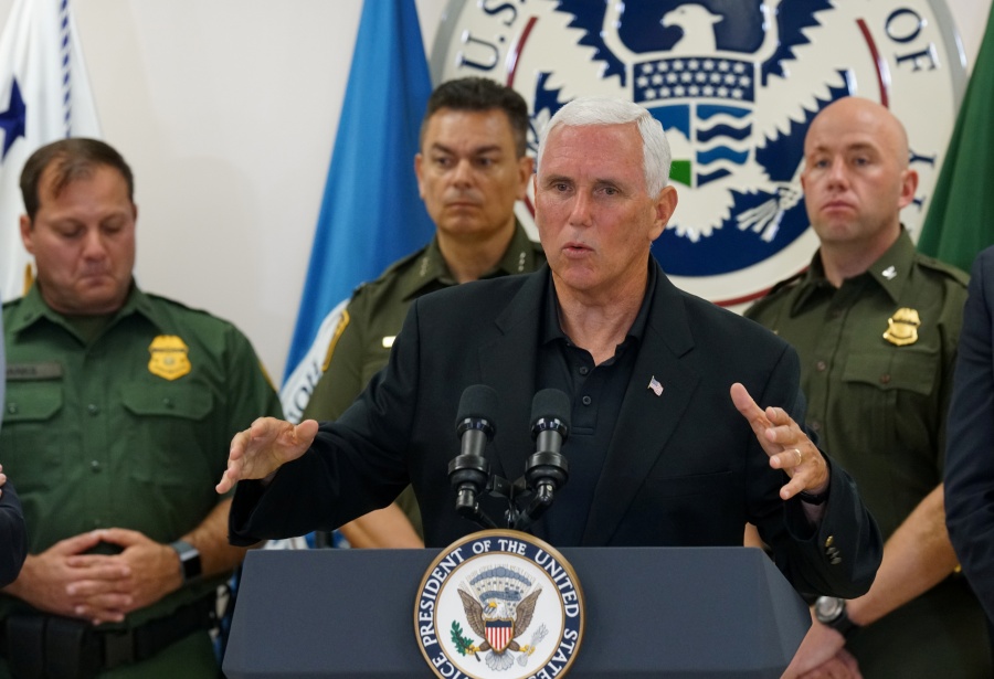 “Esto es duro”: Mike Pence tras visita a centros de detención de migrantes