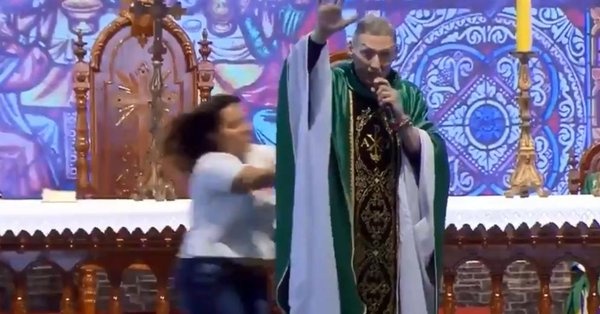 Mujer empuja a un sacerdote durante una ceremonia