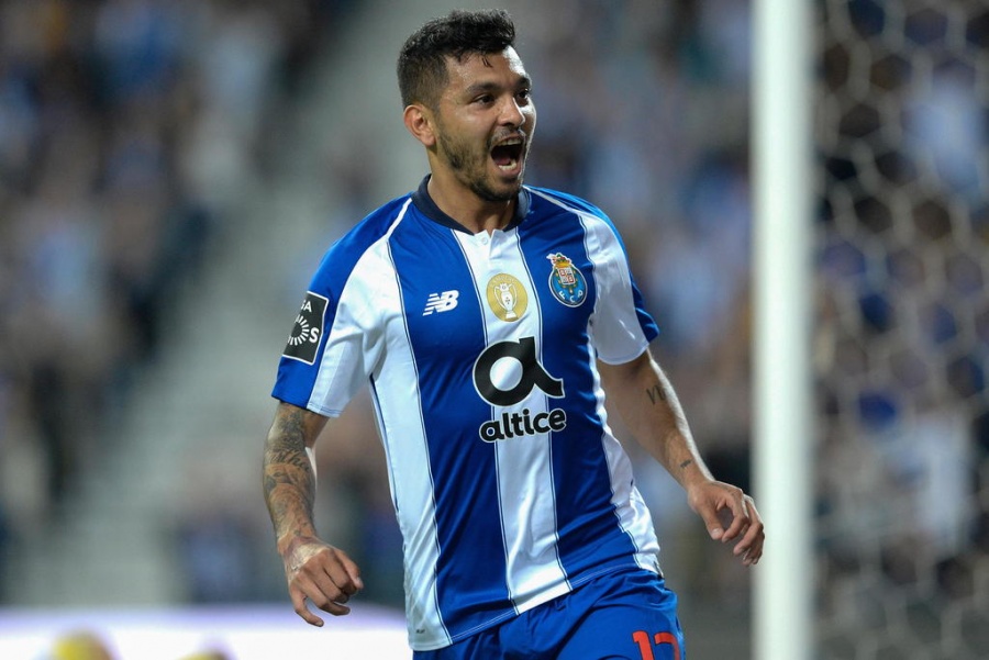 “Tecatito” Corona será uno de los capitanes del Porto tras salida de Herrera