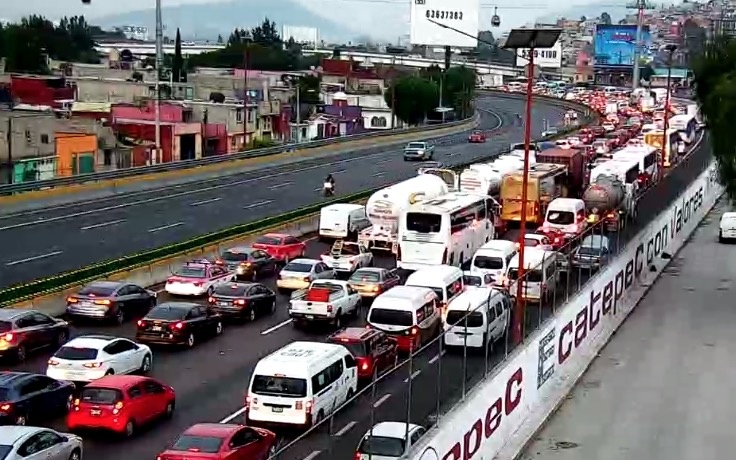 Retiro de puente en autopista México-Pachuca provoca caos vial