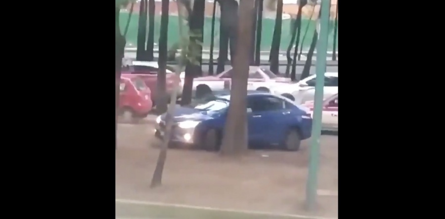 VIDEO: Automovilista maniobra y logra escapar de asaltantes en Iztapalapa