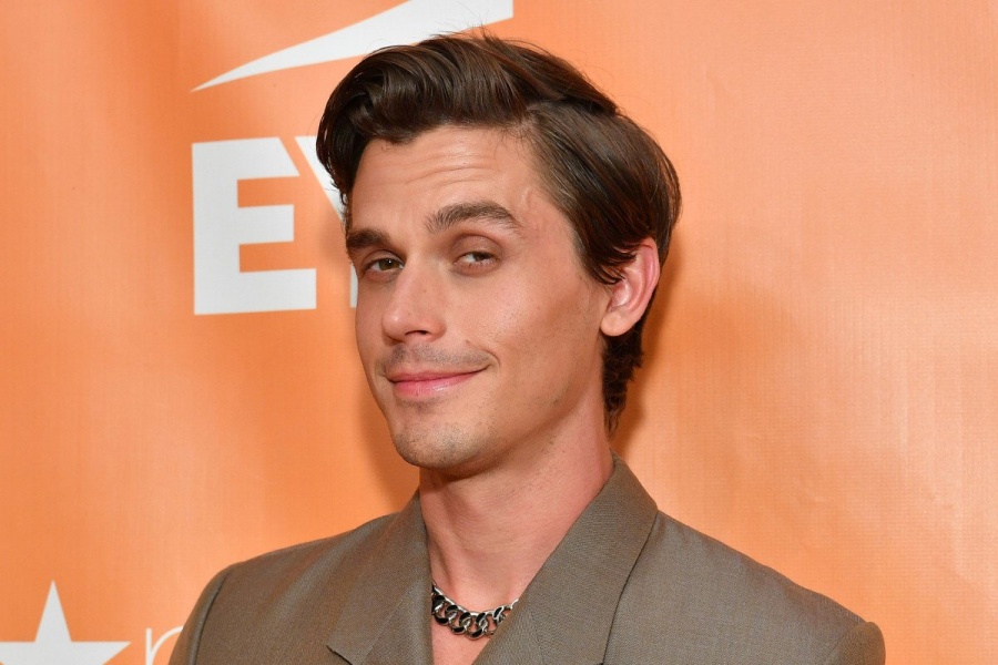 Antoni Porowski solo se lava el pelo cada dos semanas