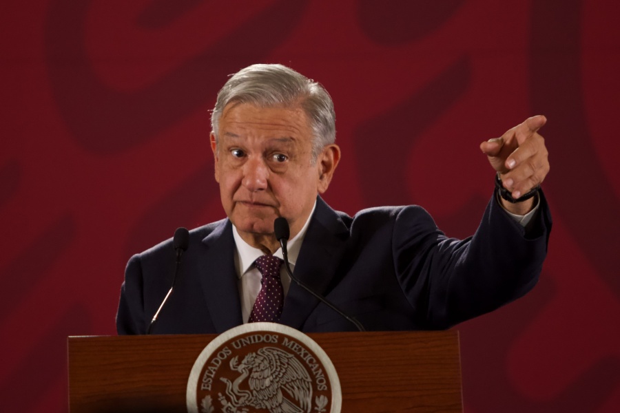 Denuncia López Obrador que un expresidente adeuda impuestos