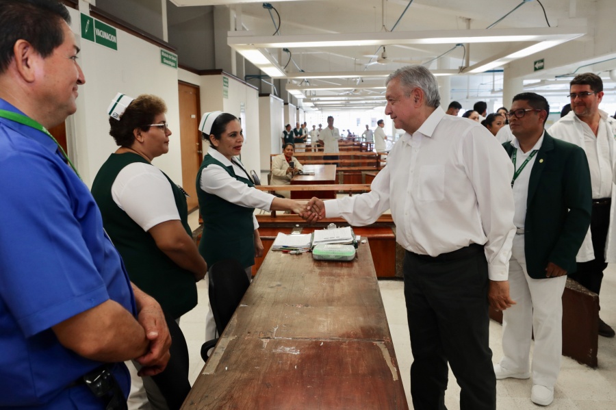 Califica AMLO como una “desgracia” la falta de médicos y equipo en hospitales del país