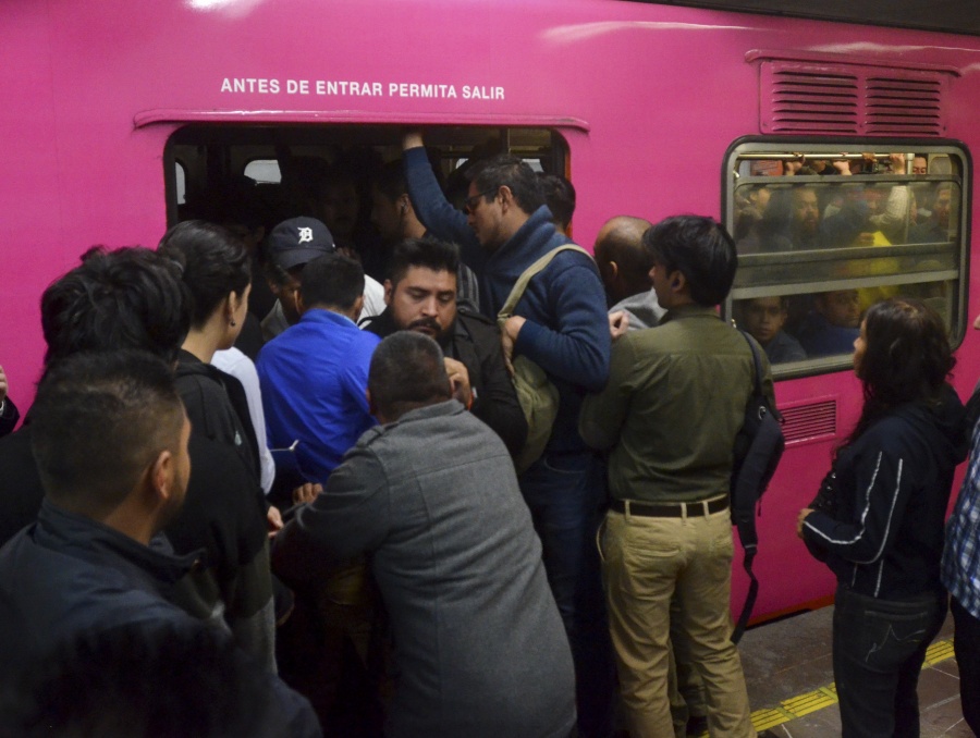 Caos en el Metro: cierran seis estaciones en la Línea 8 por una hora