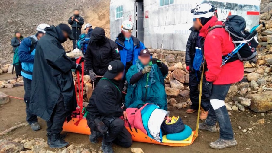 Rescatan a hombre que cayó del volcán Iztaccihuatl