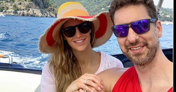 Pau Gasol y Cat McDonnell navegan por la costa italiana en su luna de miel