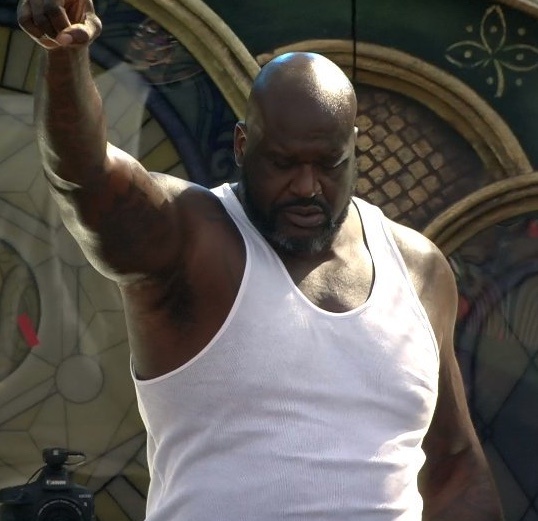 Captan a Shaquille O’Neal en pleno moshpit