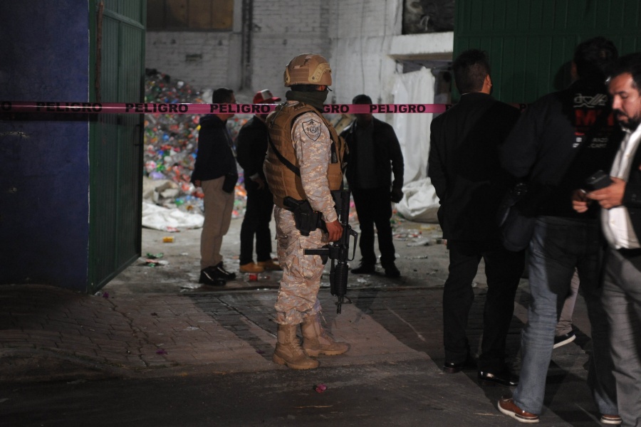 Localizan toma clandestina en bodega de PET en Miguel Hidalgo