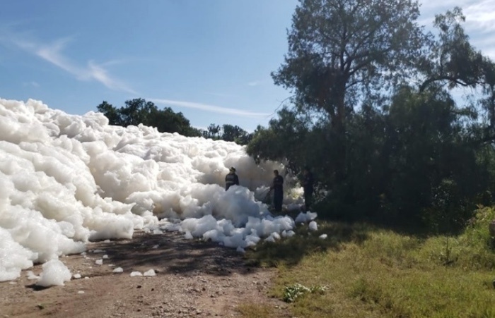 Químicos provocan espuma tóxica en presa Valsequillo en Puebla