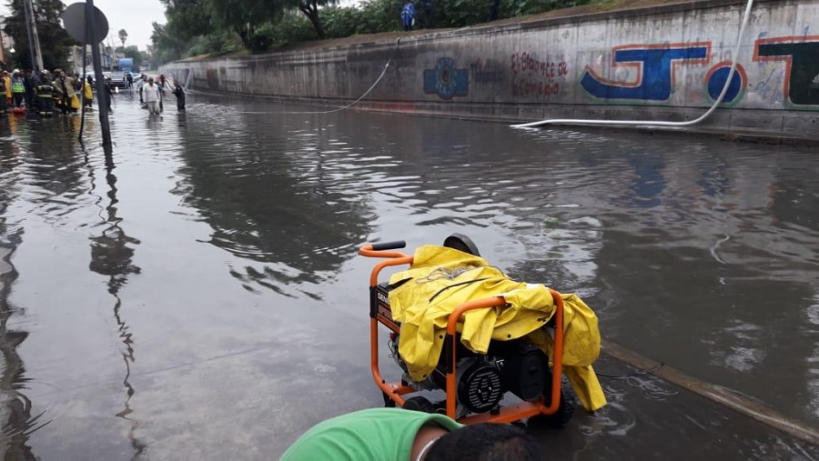 Por saturación de la red fluvial se encharca la lateral del Río de los Remedios