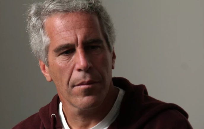 Vigilan a Jeffrey Epstein tras encontrarlo herido en su celda