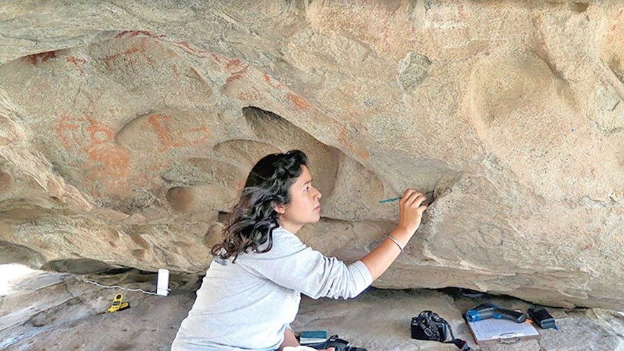 Restauran pinturas rupestres y petrograbados en La Rumorosa