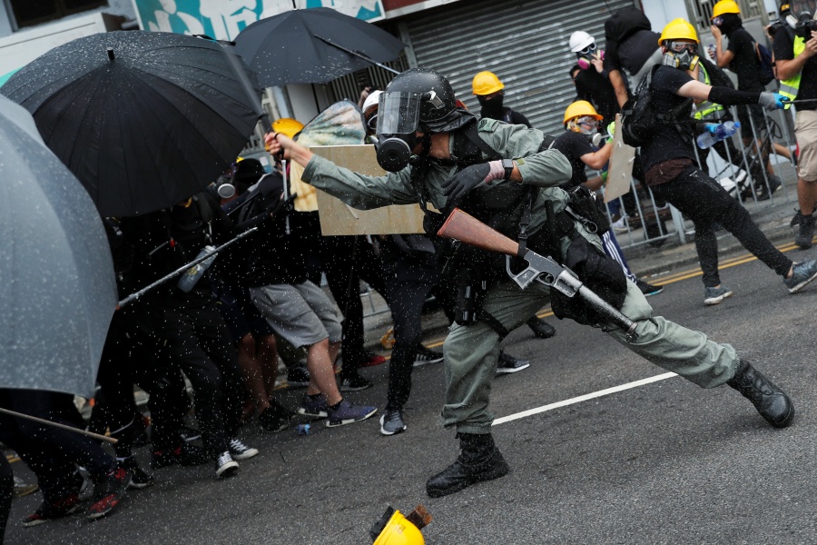 Policías y manifestantes, se enfrentan en Hong Kong