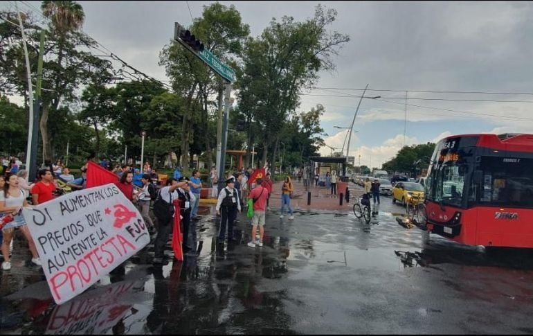 Protestan por el aumento al transporte y detienen a cinco en Guadalajara