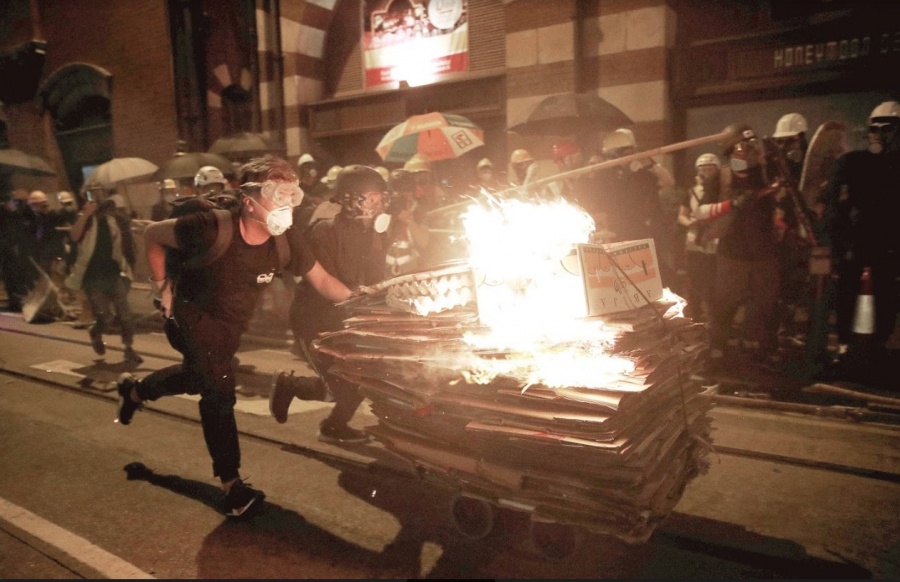 Violencia marca nuevas protestas en Hong Kong