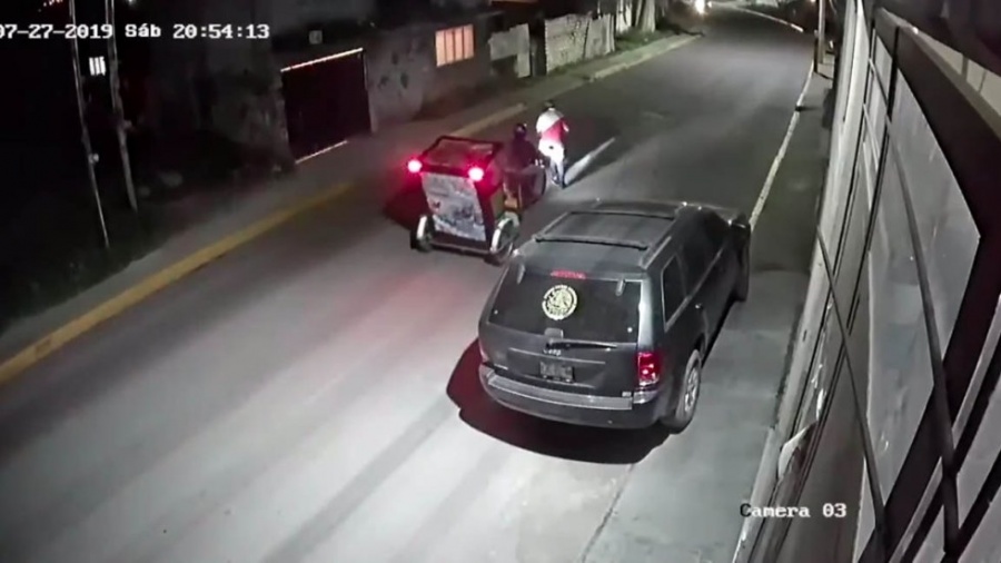 VIDEO: Conductor de mototaxi salva a una joven de ser secuestrada en el Edomex