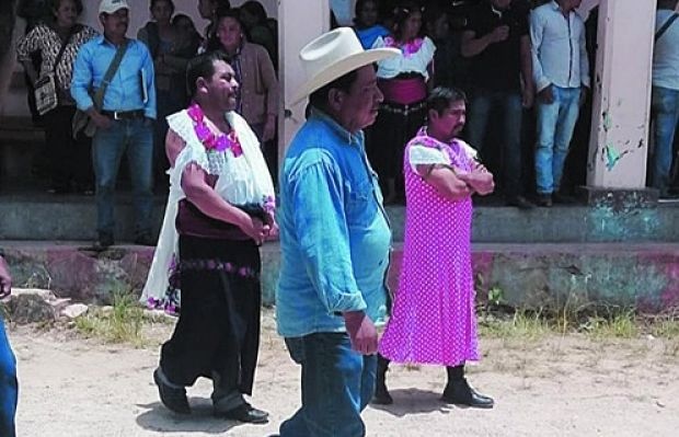 Retienen y visten de mujer a edil de Huixtán, Chiapas