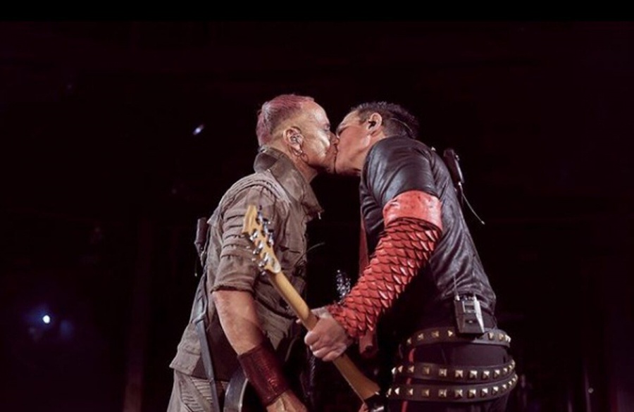Rammstein desafía las leyes anti LGBT en Rusia con un beso