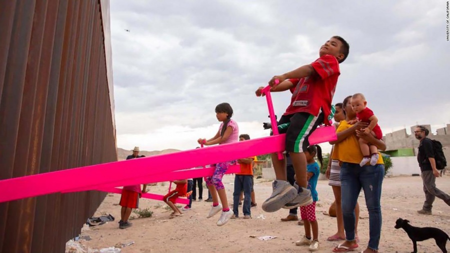 Instalan un sube y baja en muro fronterizo entre México y EU